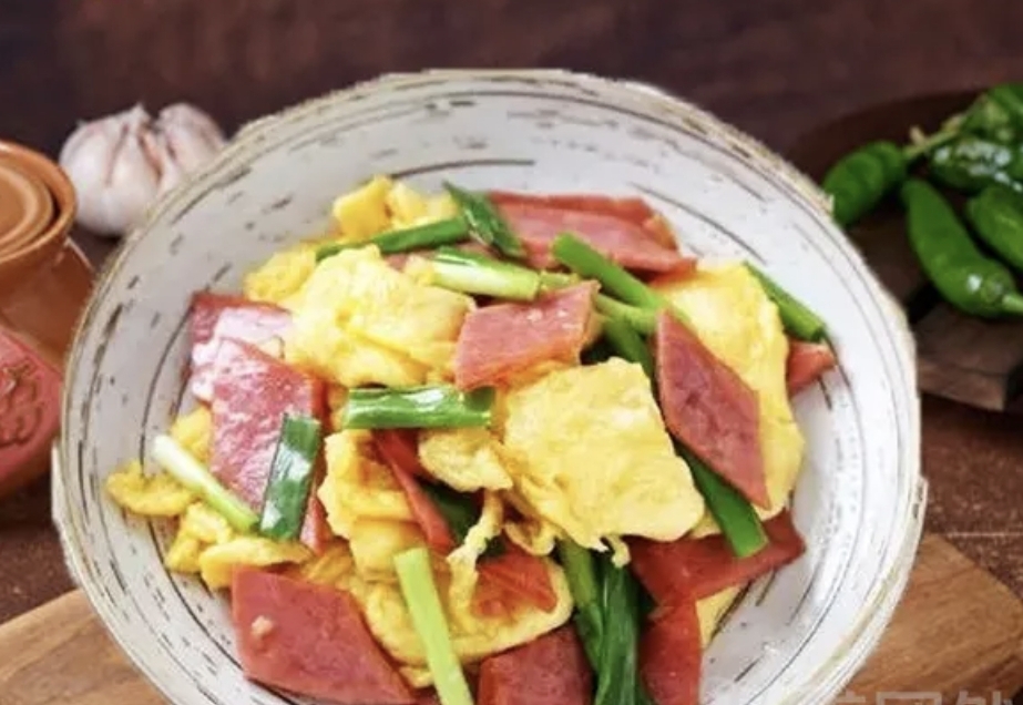 火腿炒鸡蛋盖浇饭