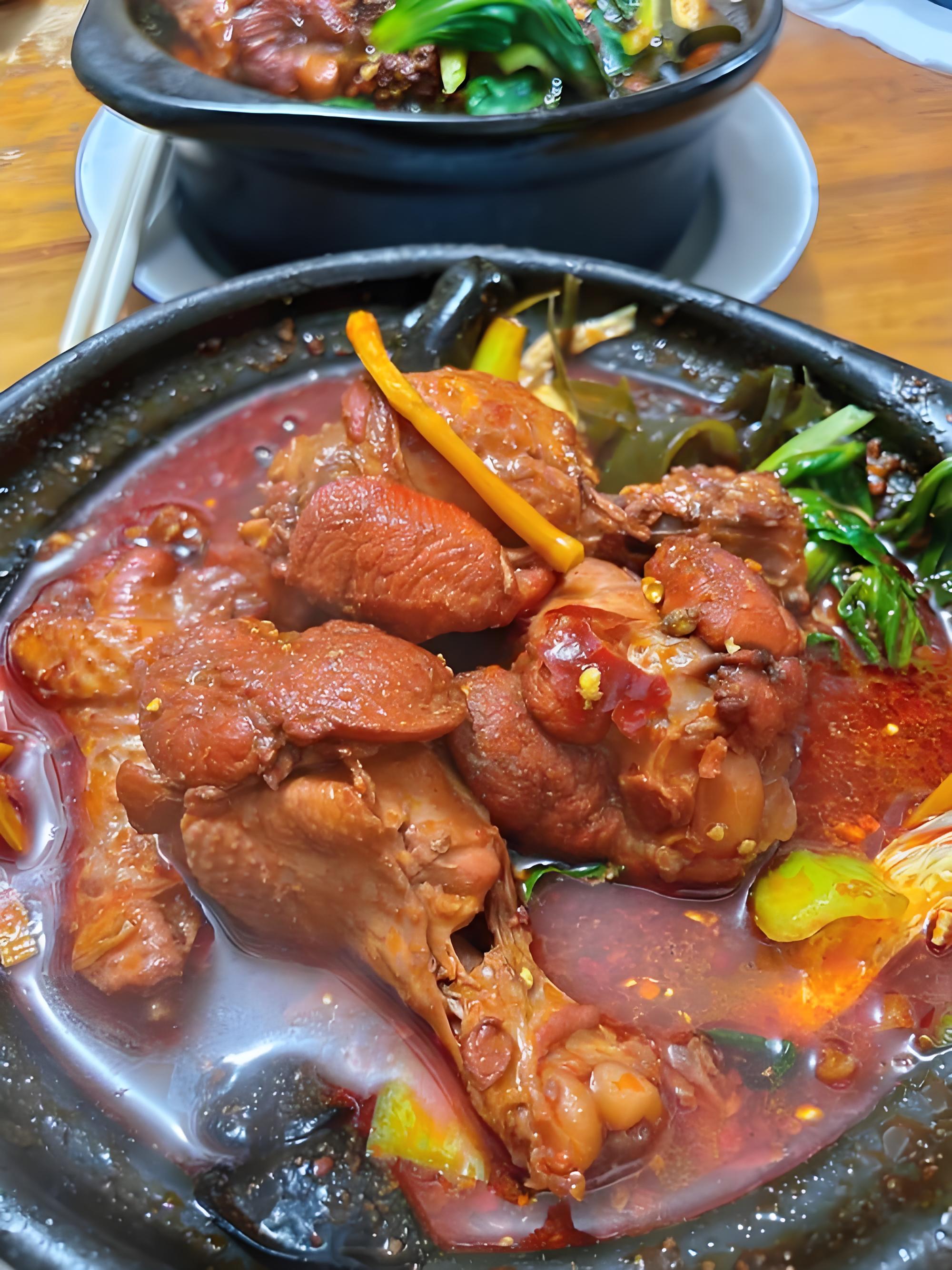 翅根鸡蛋肉肠砂锅+配菜+米饭