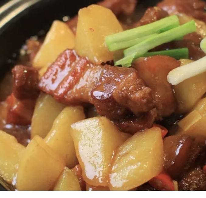 五花肉炖土豆