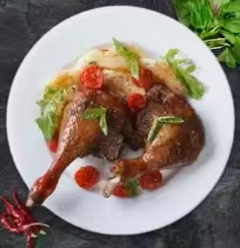 酱鸭腿+瓦香鸡块+米饭素菜
