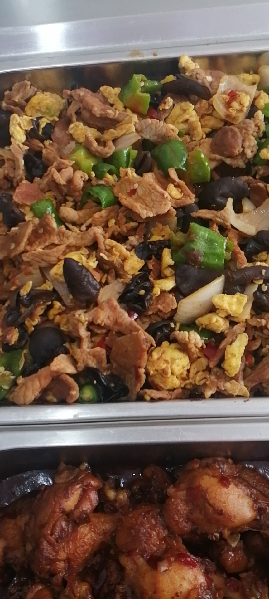 农家小炒肉+可乐鸡腿+素菜+米饭