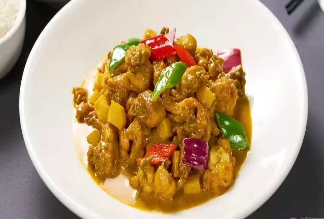 咖喱鸡+辣子鸡+米饭素菜