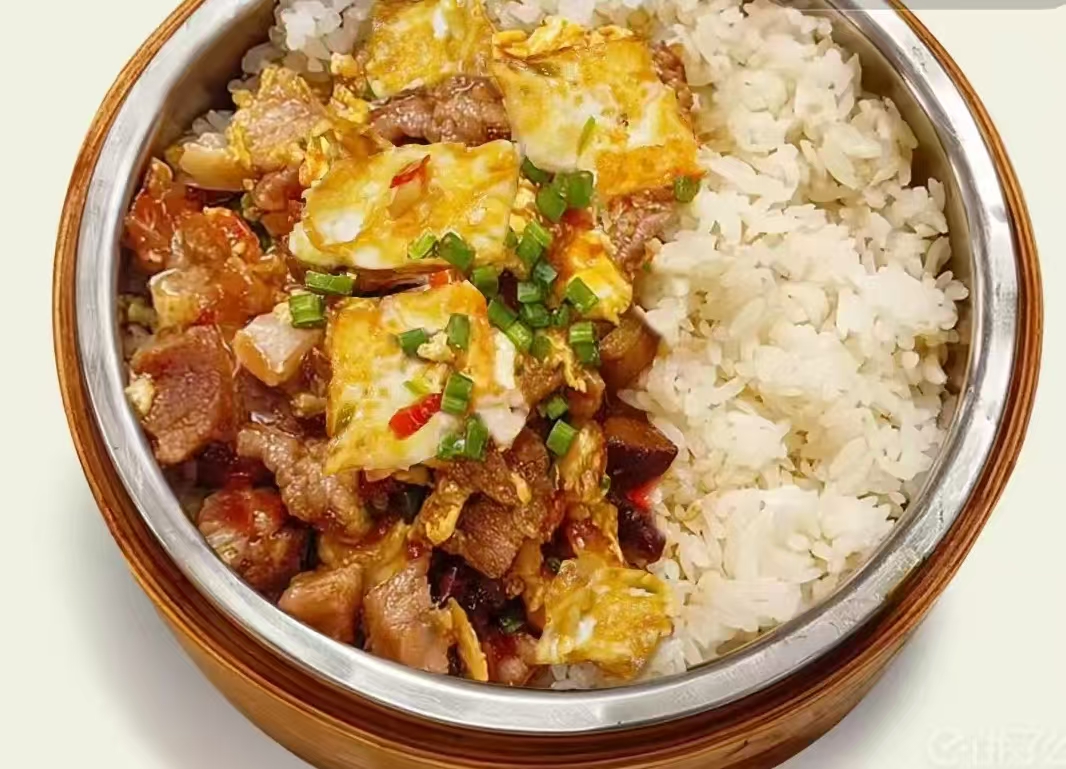 青椒肉丝+可乐鸡腿+米米饭十素菜