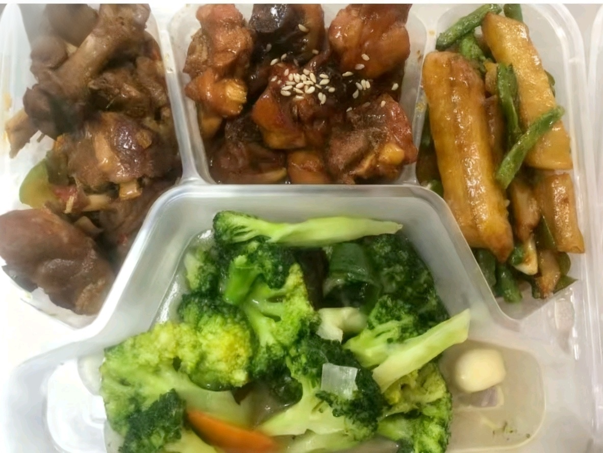 2个大荤 1个小荤2个蔬菜（荤菜任选）加米饭