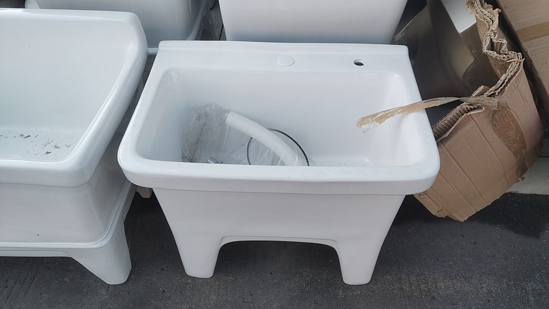 带龙头孔拖把池