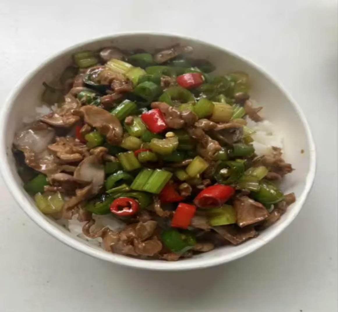 泡椒鸡杂盖码饭